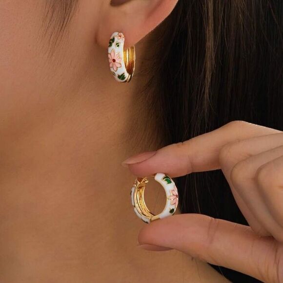 Floral Gold and White Hoop Earrings A1528 - Picture 1 of 4